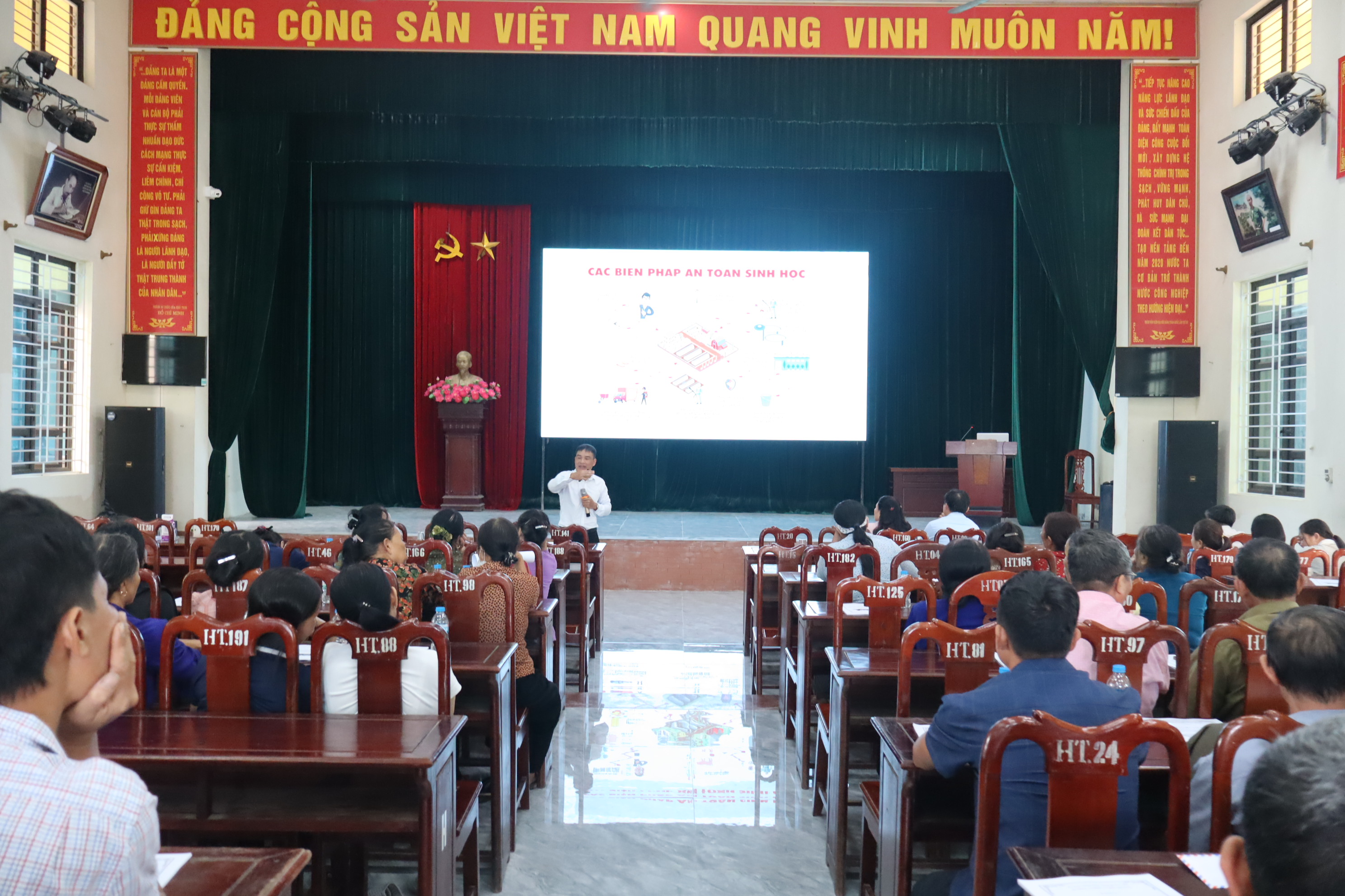 Xã Tống Trân nâng cao kiến thức pháp luật, thúc đẩy chăn nuôi lợn an toàn sinh học